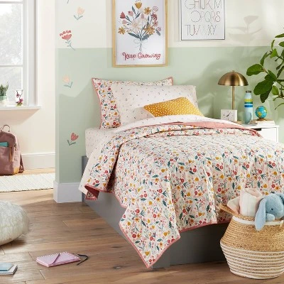 Garden Floral Cotton Kids' Quilt - Pillowfort™
